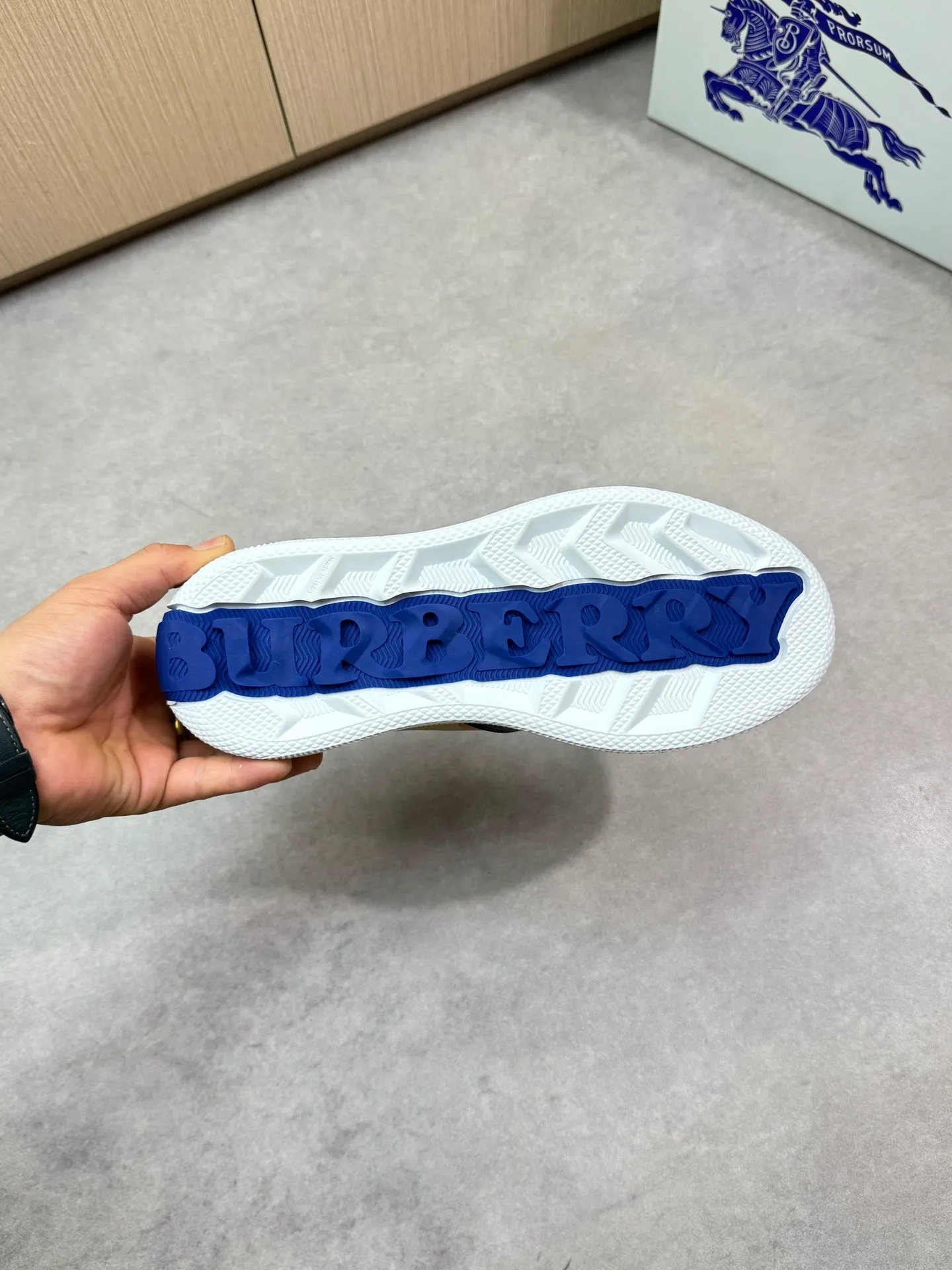 P400 [BURBERRY] Burberry casual sports sneakers - Upper: imported 🔝 Napa calfskin, brand totem cloth, tongue brand cloth label - Lining: brand canvas, foot pad; water-dyed cowhide - Outsole: ultra-light TPR rubber; two-color molded outsole - Super high quality control, fine workmanship: highlighted (high-end, luxury, grade) -Size : 38-44 (Male 45, can be customized)·BBR0372
